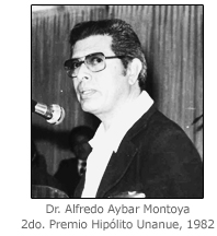 Alfredo Aybar Montoya con el premio Hipolitu Unanue